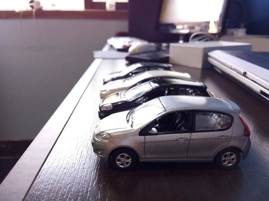 Foto de miniaturas de carrinhos da FIAT feita em ambiente caseiro com pouca iluminação com o celular LETV Leeco One X600