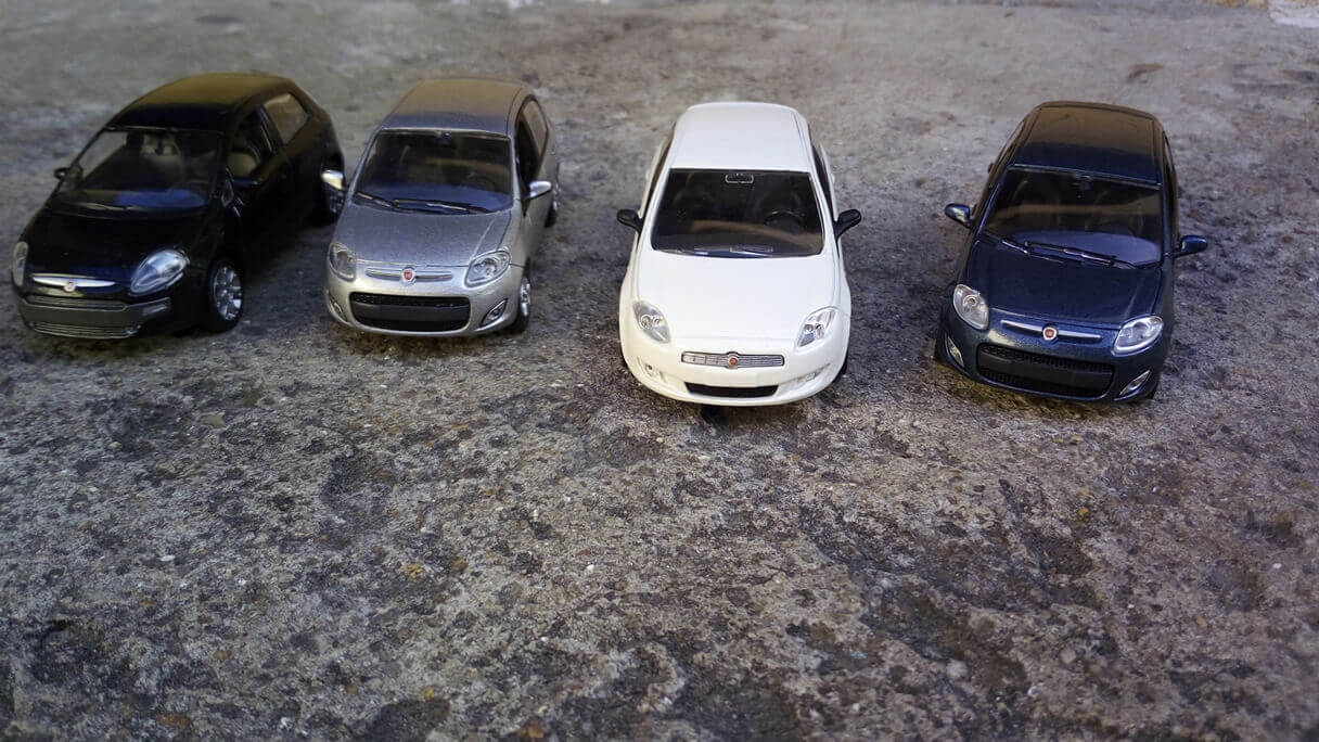 Miniaturas de carrinhos da FIAT em foto capturada pelo Vernee Thor