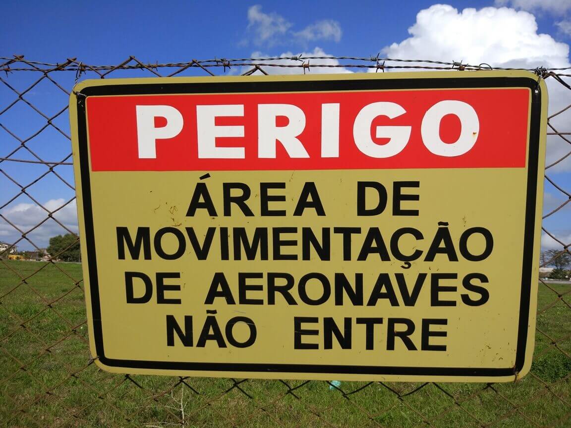 Foto de uma foto escrita "Perigo - Área de movimentação de aeronaves. Não entre" - Imagem feita com o Xiaomi Mi5