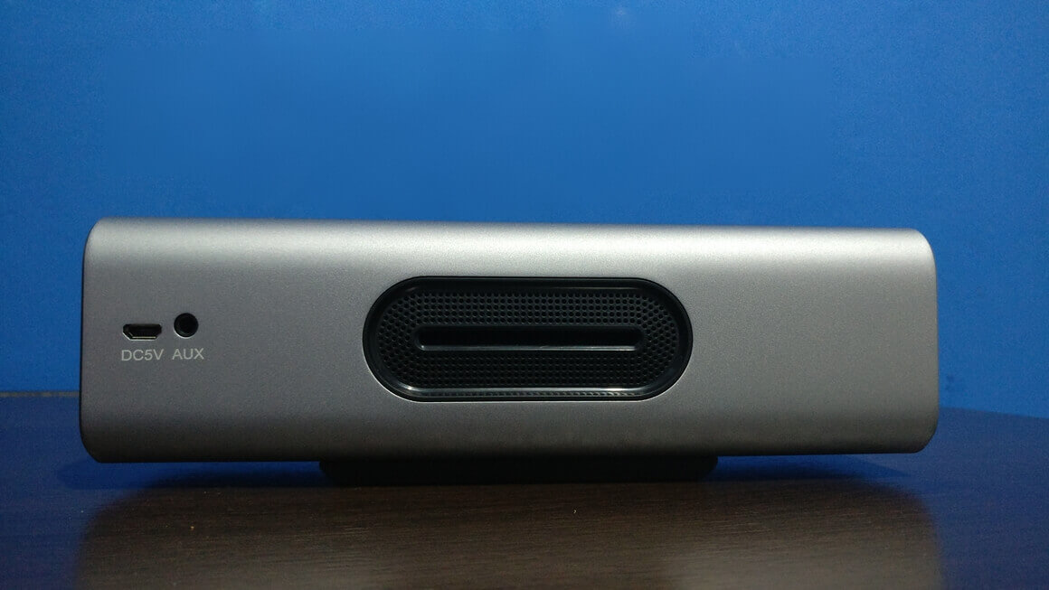 Parte traseira da caixinha de som Meizu com uma saída mini USB para conectar o cabo e saída auxiliar 